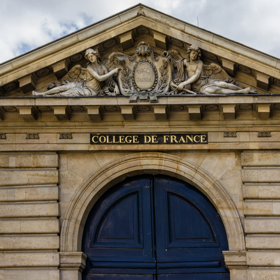 Vue de la façade du Collège de France à Paris