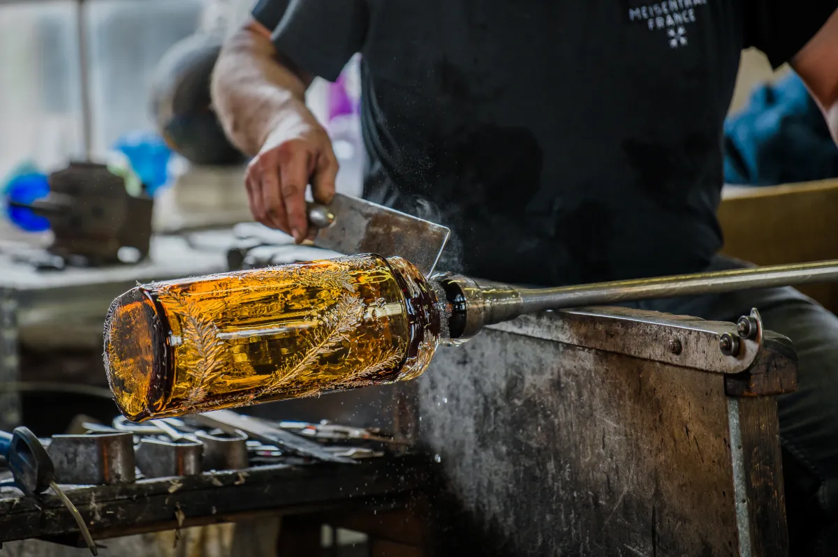 artisan verrier à l'œuvre