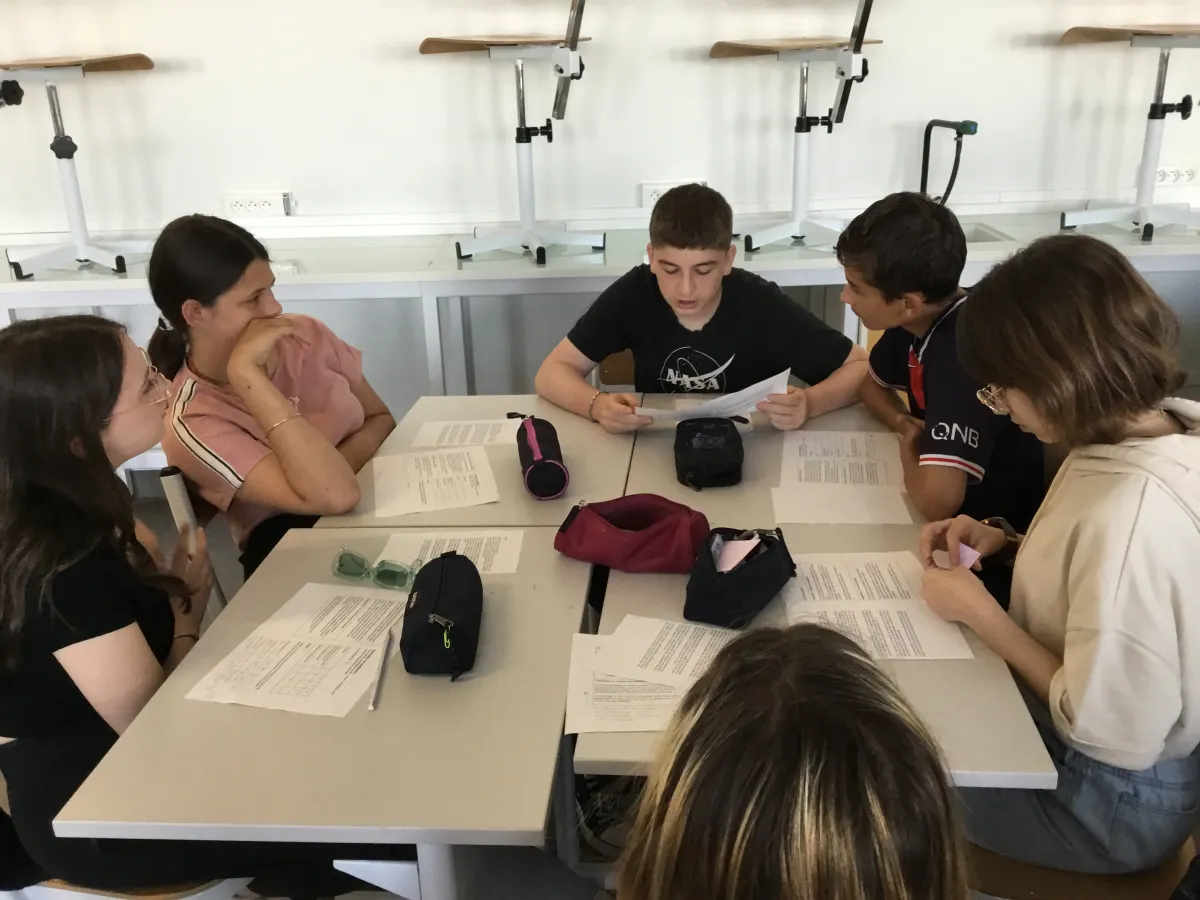 Groupe de collégiens autour d'une table lors d'un atelier JAD (Jouer à Débattre)