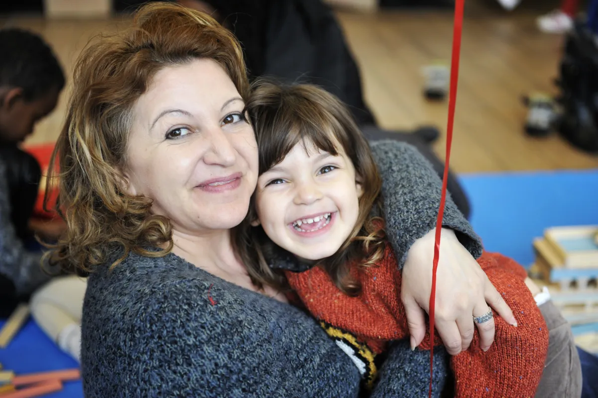 Portrait d'une femme et une petite fille souriant en regardant l'objectif