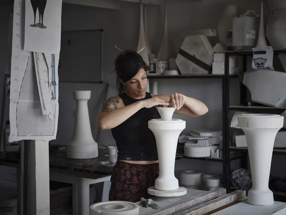 Portrait de Nadège Mouyssinat dans son atelier.