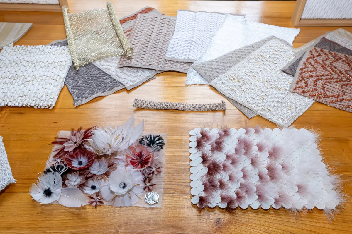 Détail du travail de Julien Vermeulen, plumassier.