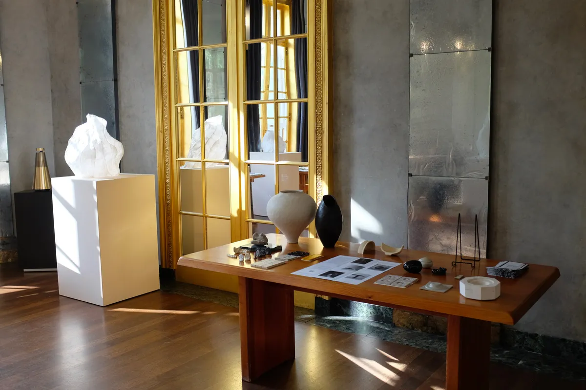 Exposition des pièces de Mathilde Martin pendant l'événement Oui Design en 2025.