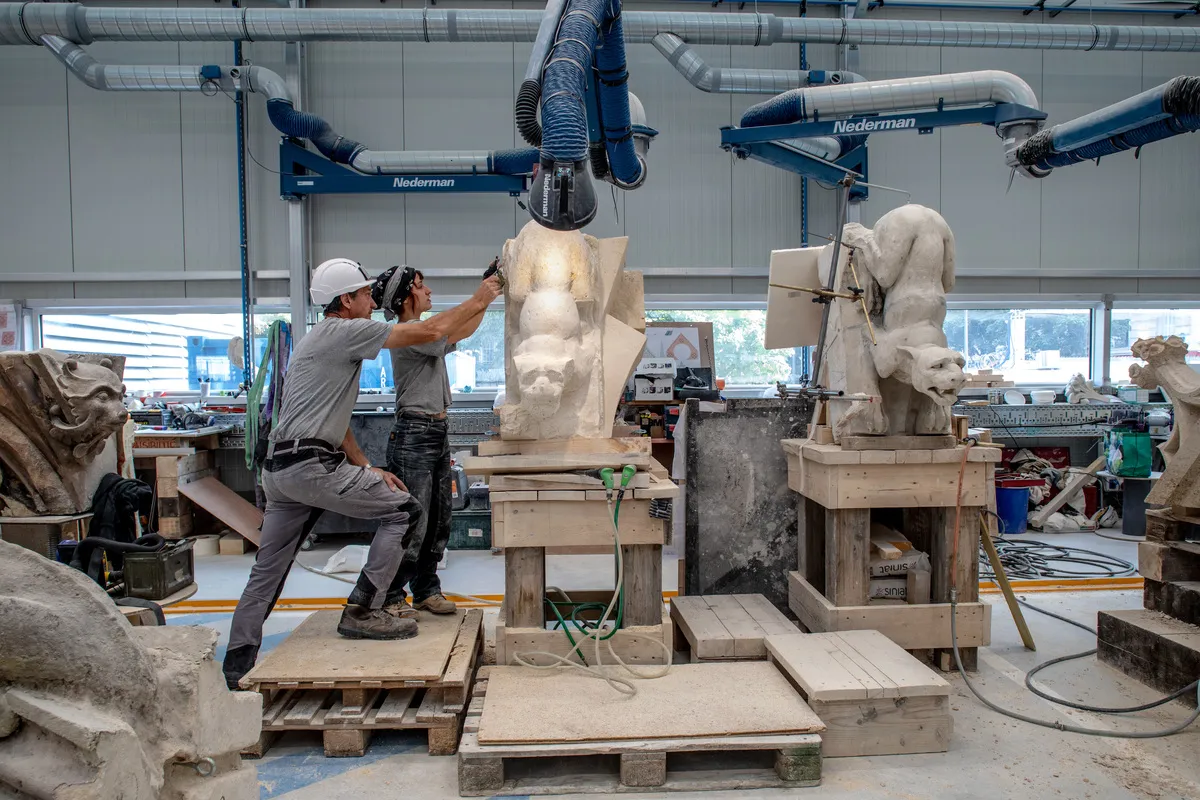 Sculpteurs en ronde-bosse œuvrant à la copie et à la restauration des sculptures