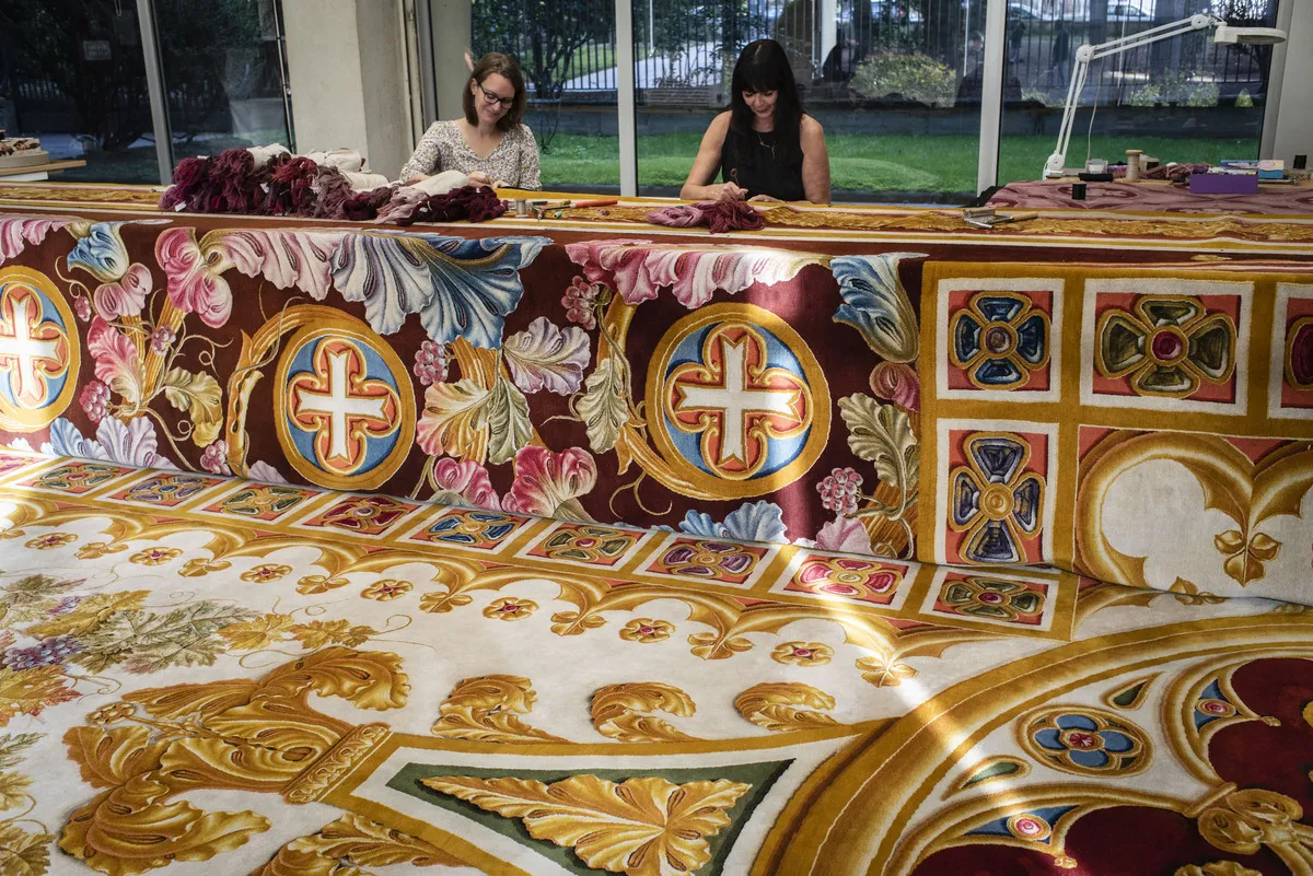 Deux rentrayeuses de tapis œuvrant à la restauration du tapis de chœur de Notre-Dame de Paris.