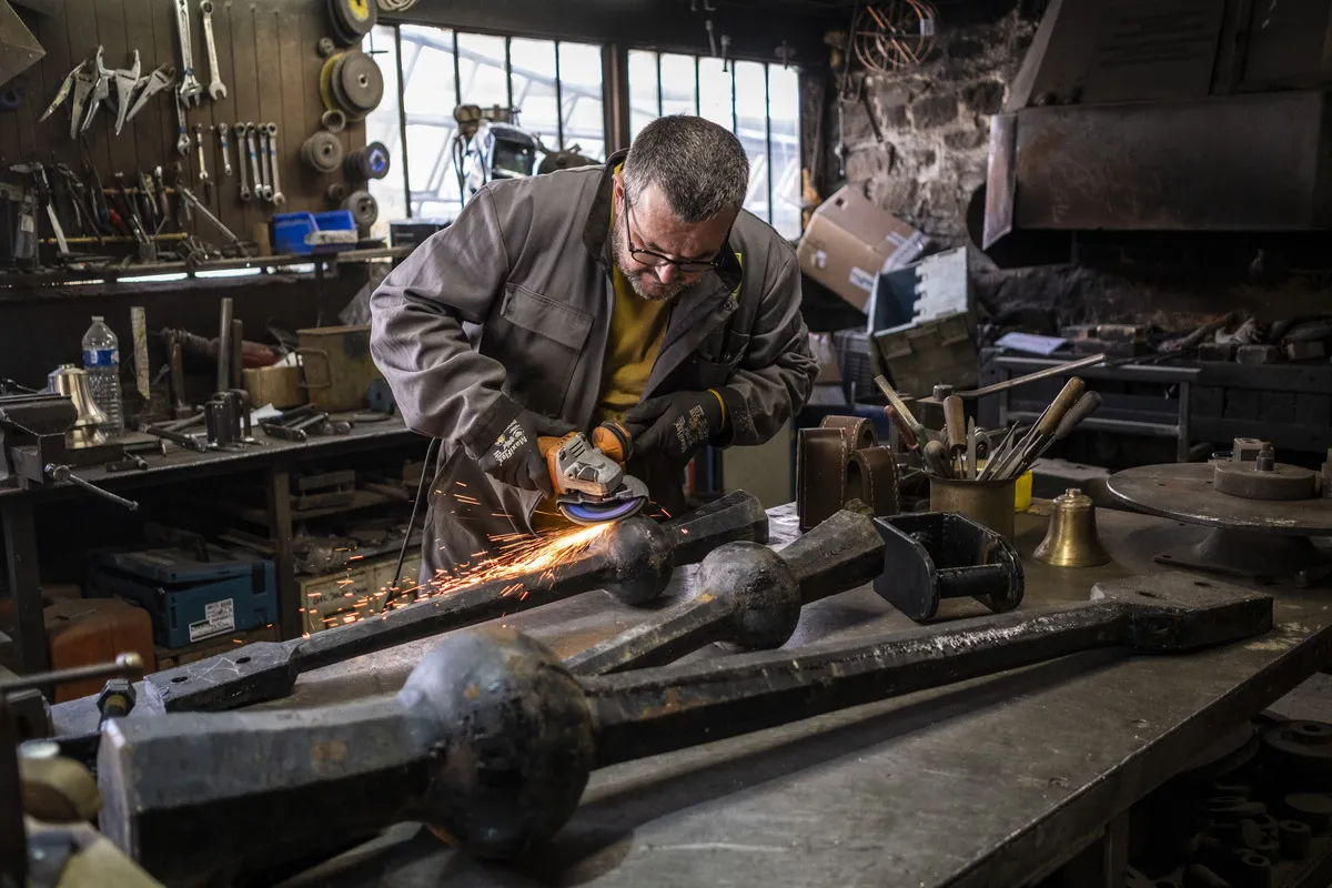 Visite de l'entreprise Cornille Havard, chargée de la restauration des cloches de la cathédrale Notre-Dame de Paris.