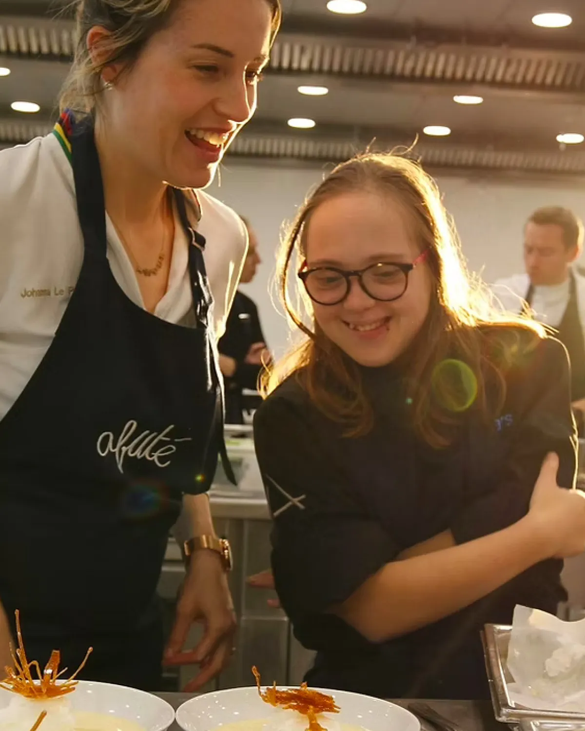 Une formatrice Afuté et une jeune en formation cuisine.