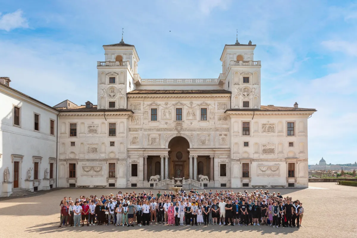 Devant la Villa Médicis, les élèves participants à la Résidence Pro 2024.