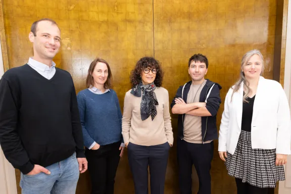Emmanuelle Charpentier aux côtés de quatre lauréats Impulscience.