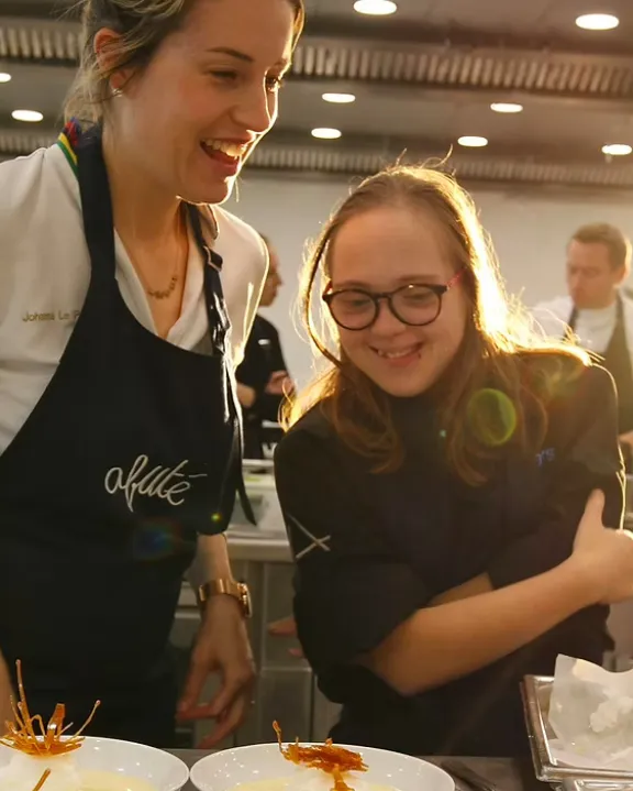 Une formatrice Afuté et une jeune en formation cuisine.