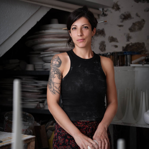 Portrait de Nadège Mouyssinat dans son atelier.
